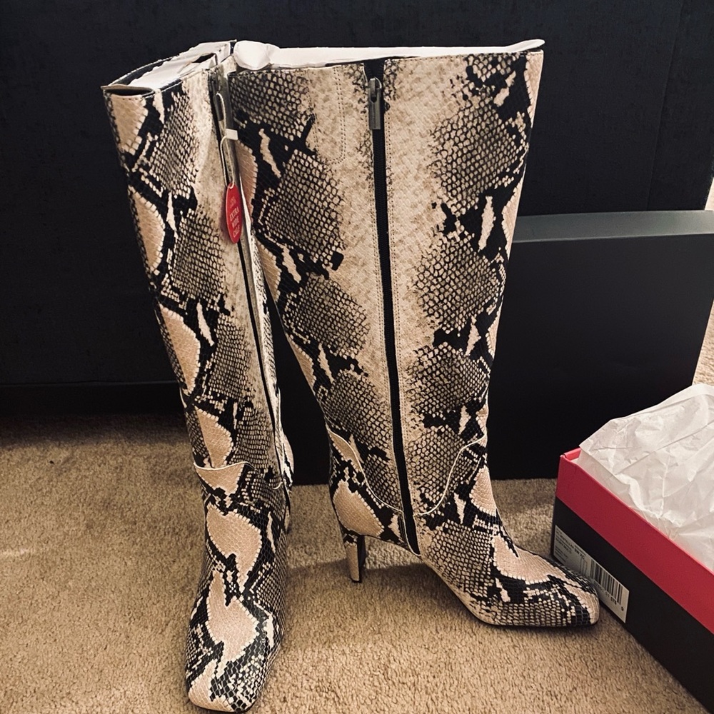 Snakeskin Pattern Knee-High Boots - Picture 8 of 9